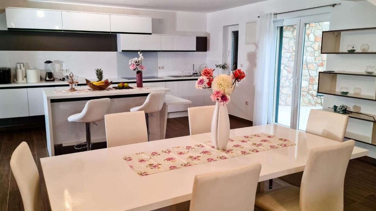 Villa Relax , With Seaview And Two Pools Near Beach สตาริกราด ภายนอก รูปภาพ