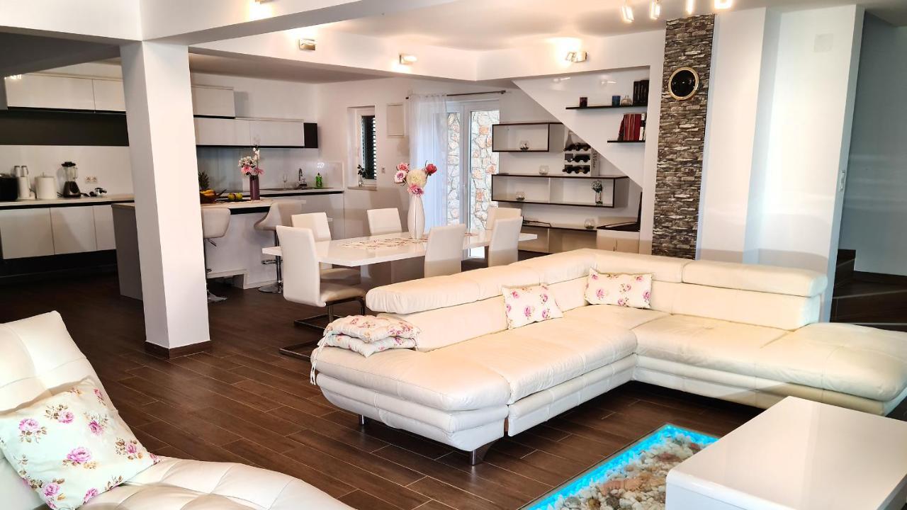 Villa Relax , With Seaview And Two Pools Near Beach สตาริกราด ภายนอก รูปภาพ